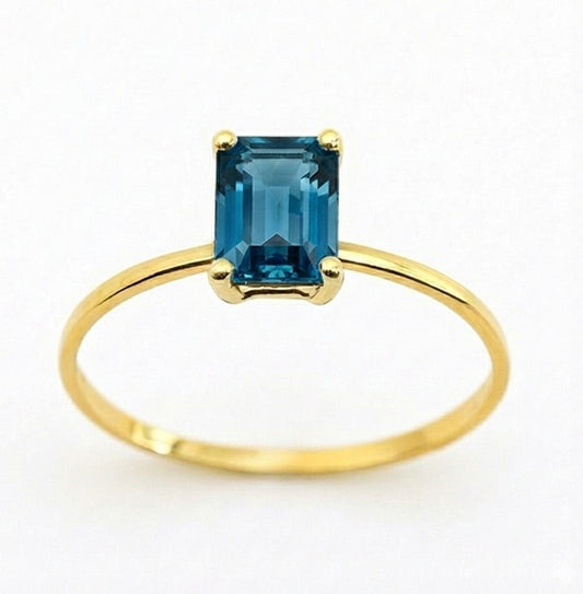 18K Yellow Gold Ring with Emerald - Cut Sapphire - MIMUKA