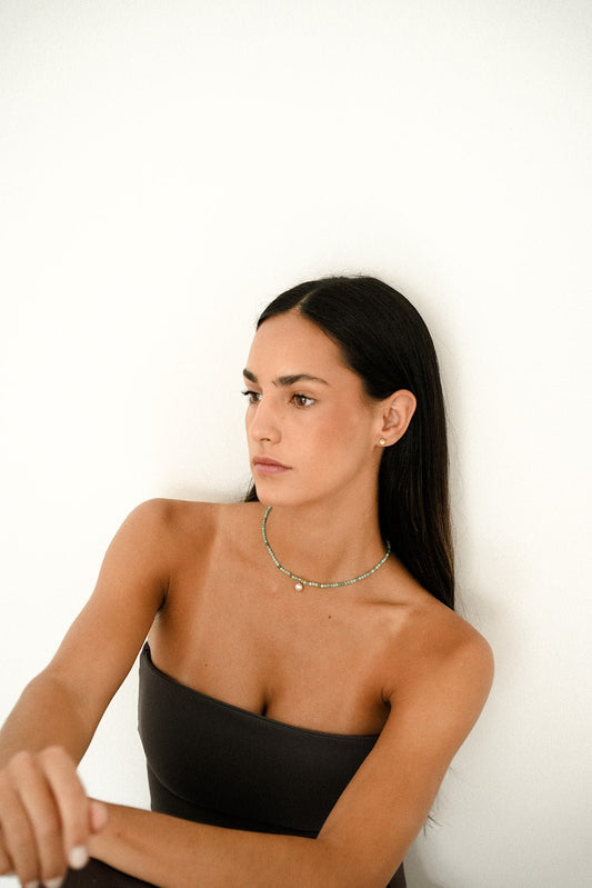 Collar Perla Cultivada Akoya, Diamante y Esmeraldas, Cierro Oro 18K - MIMUKA