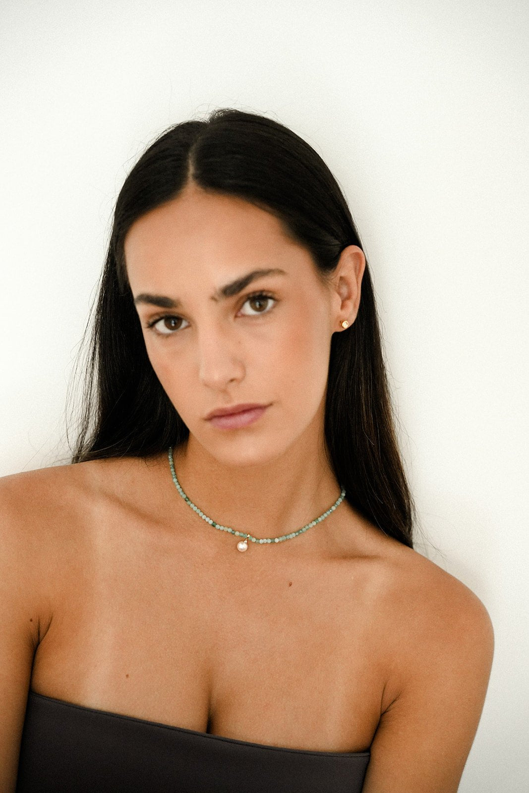 Collar Perla Cultivada Akoya, Diamante y Esmeraldas, Cierro Oro 18K - MIMUKA