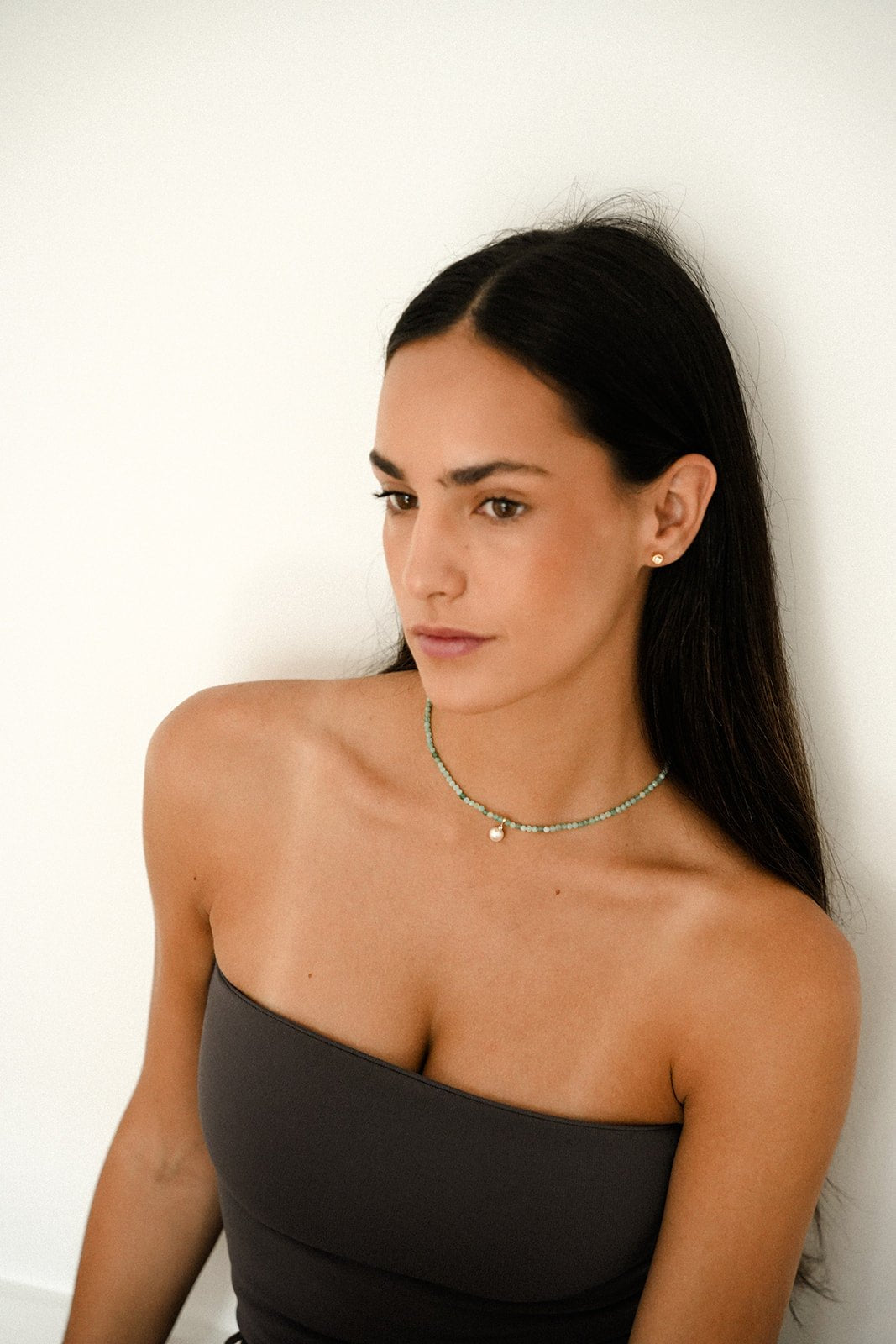 Collar Perla Cultivada Akoya, Diamante y Esmeraldas, Cierro Oro 18K - MIMUKA