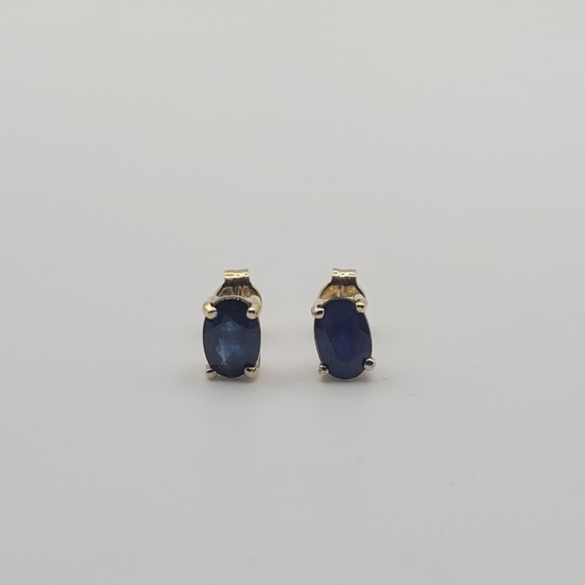 Mimuka Jewels 18K Yellow Gold Oval Sapphire Stud Earrings – 6x4mm Natural Sapphires - MIMUKA