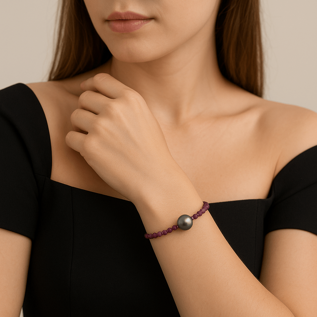 Pulsera con Perla Tahití, Rubíes y Cierre de Oro Amarillo 18K - MIMUKA